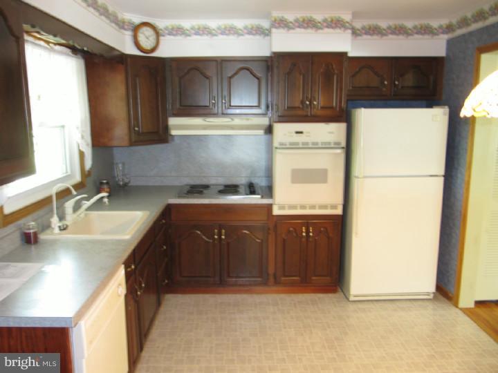 3004 Curtis Road Reading, PA 19608 - Photo 4 of 19 Kitchen