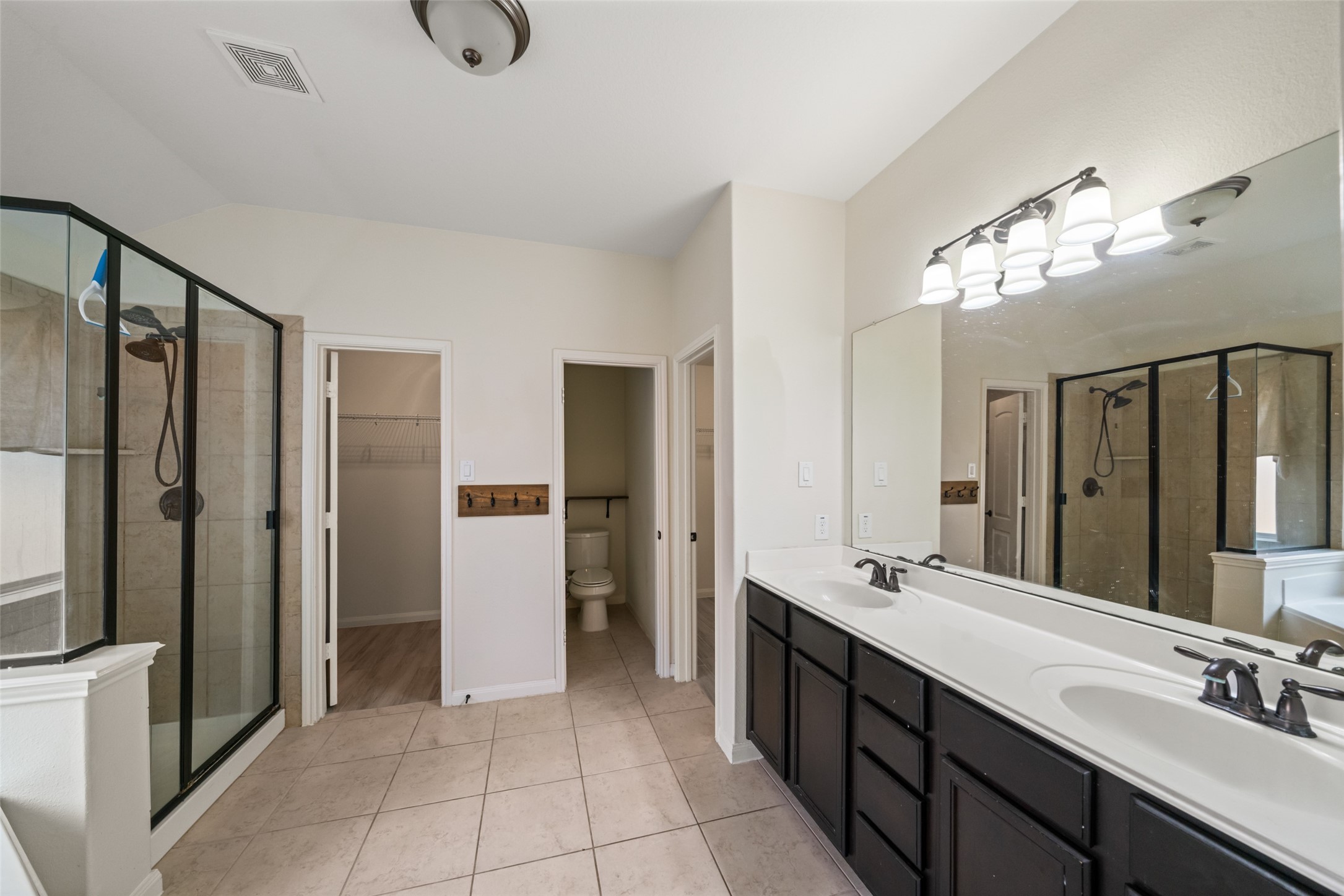 9107 Nina Road Conroe, TX 77304 - Photo 17 of 30 Primary bathroom with double sinks.
