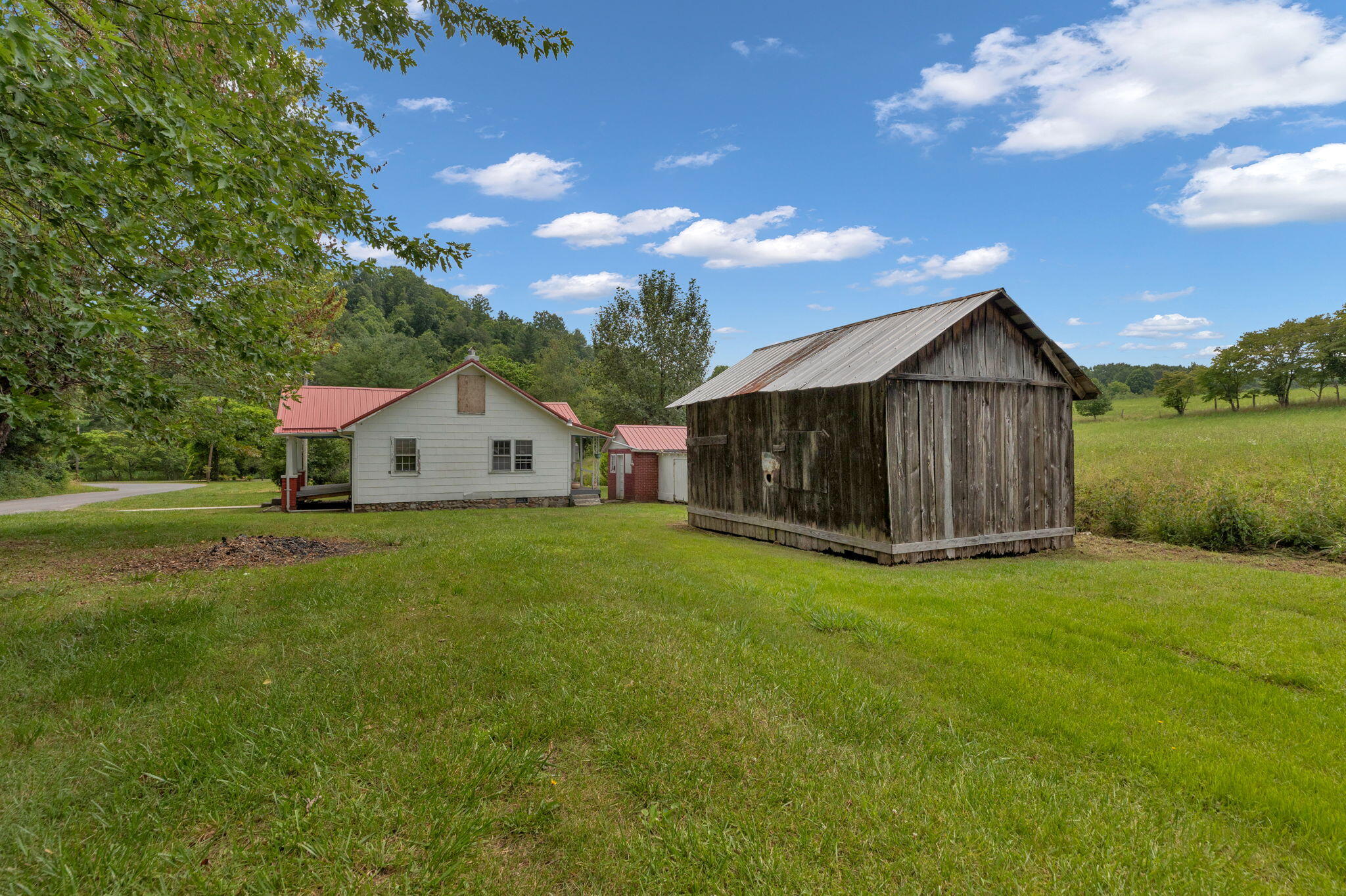 649 Piney Grove Road Hampton, TN 37658 - Photo 2 of 19 2-web-or-mls-217A7802