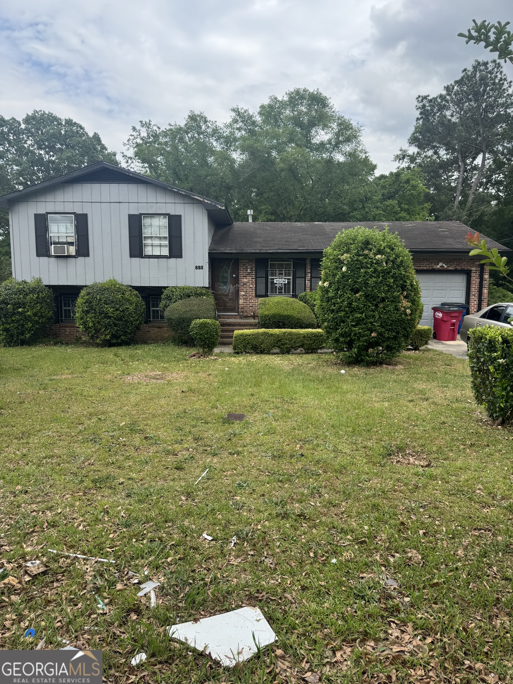 a view of a house with a yard