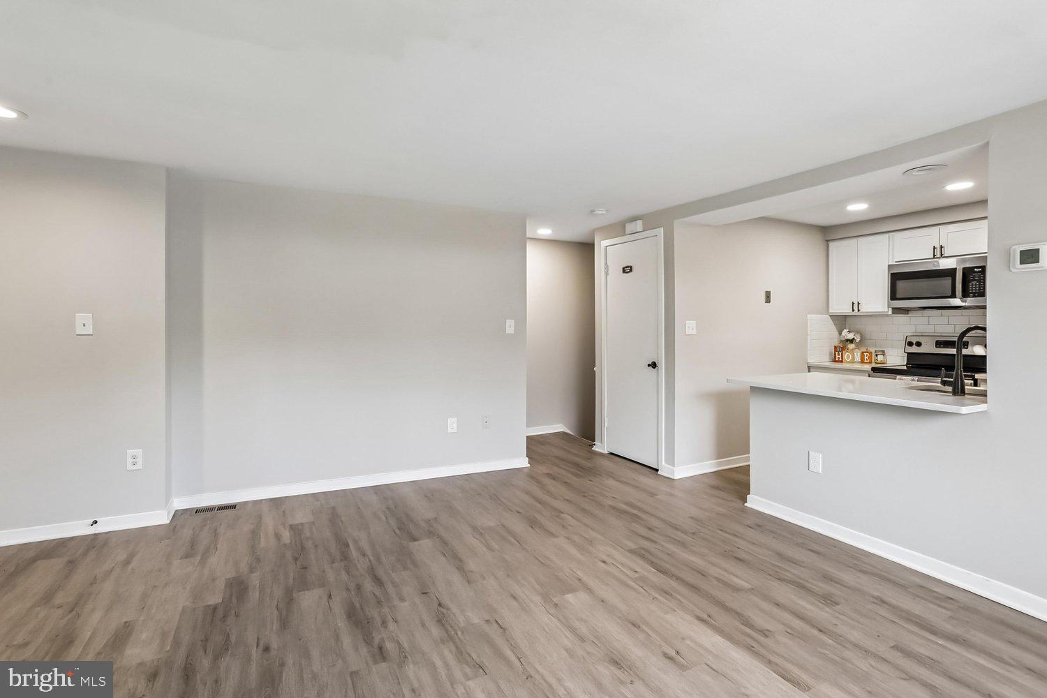 9705 Hellingly Place, Unit 62 Gaithersburg, MD 20886 - Photo 9 of 47 Living Room