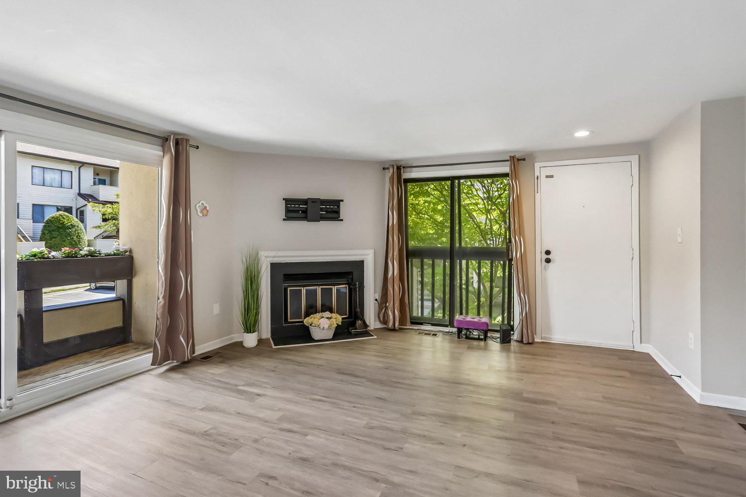 9705 Hellingly Place, Unit 62 Gaithersburg, MD 20886 - Photo 10 of 47 Living Room