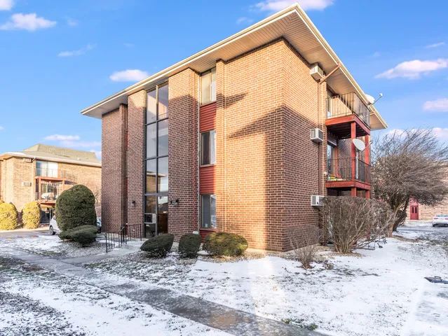 $164,900 | 15818 Terrace Drive, Unit R3, Oak Forest, IL 60452