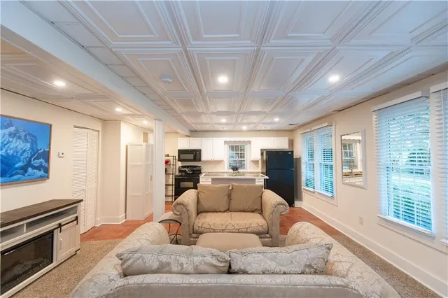 $2,200 | 554 East Main Road, Middletown, RI 02842