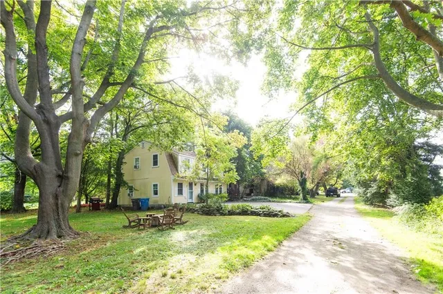 $2,200 | 554 East Main Road, Middletown, RI 02842