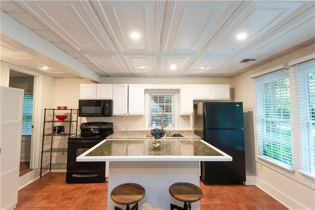 $2,200 | 554 East Main Road, Middletown, RI 02842