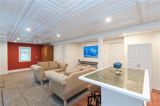 $2,200 | 554 East Main Road, Middletown, RI 02842