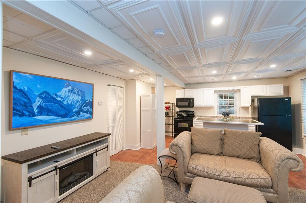 554 East Main Road Middletown, RI 02842 - Photo 6 of 18