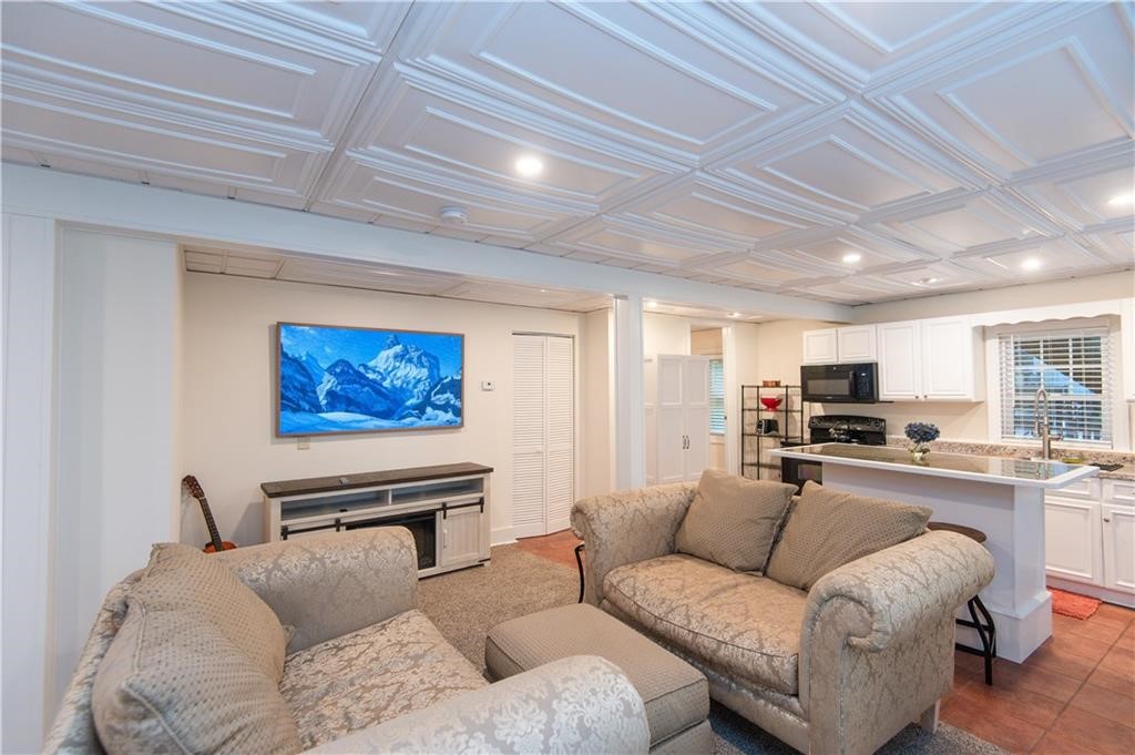 554 East Main Road Middletown, RI 02842 - Photo 7 of 18