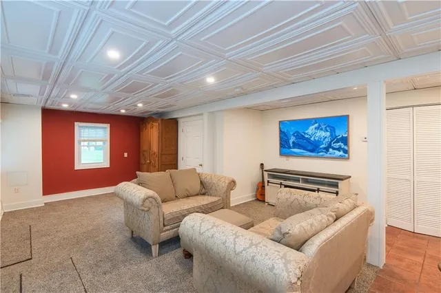 $2,200 | 554 East Main Road, Middletown, RI 02842