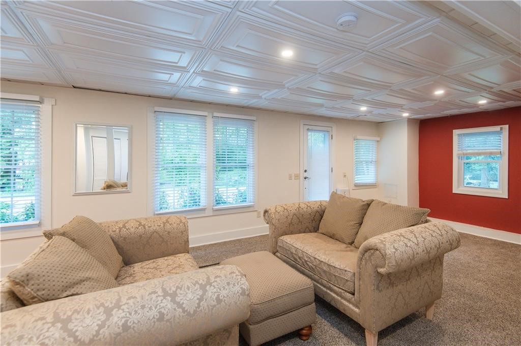 554 East Main Road Middletown, RI 02842 - Photo 10 of 18