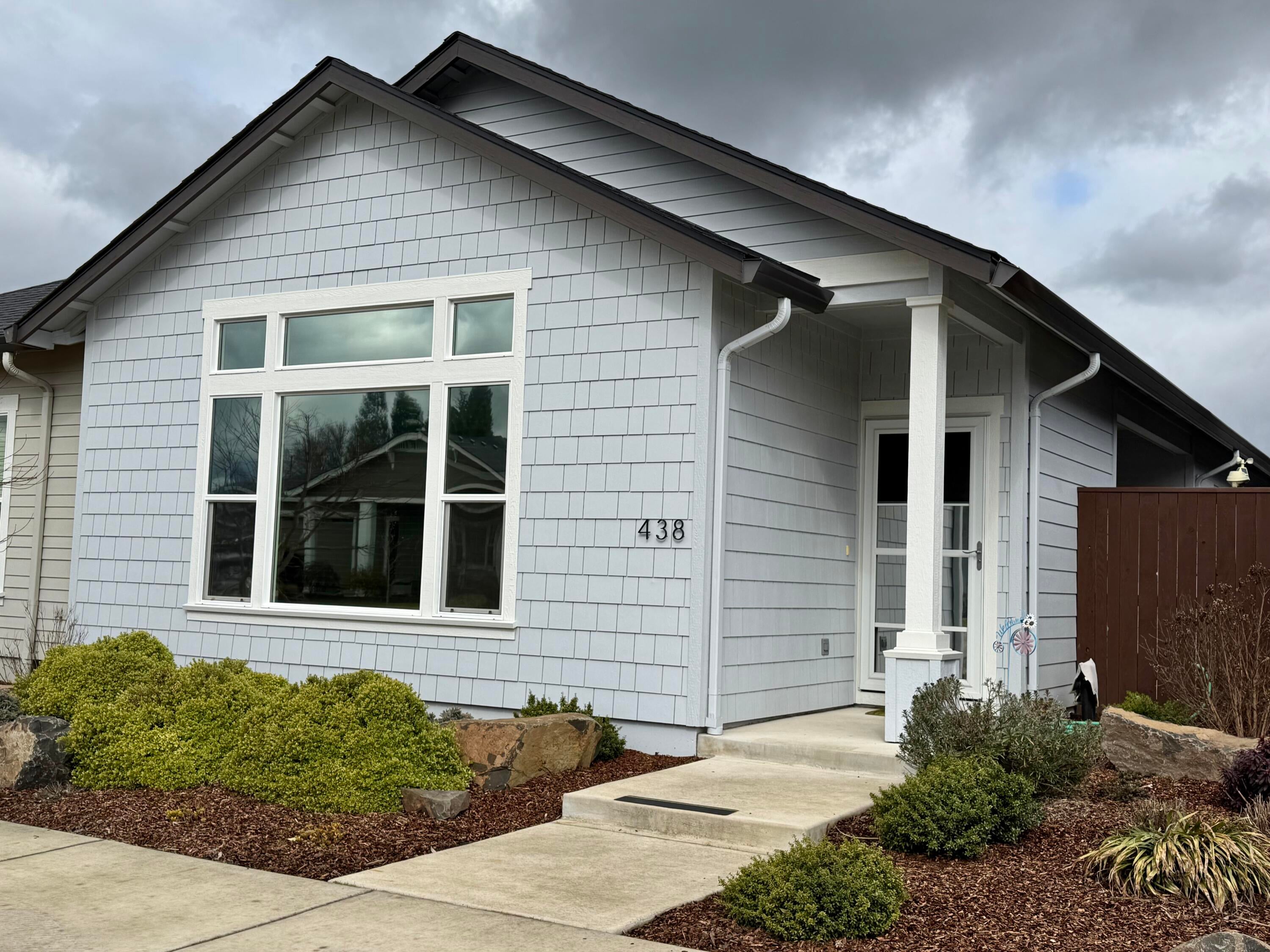 438 Cheney Loop Central Point, OR 97502 - Photo 1 of 15 Easy street entry