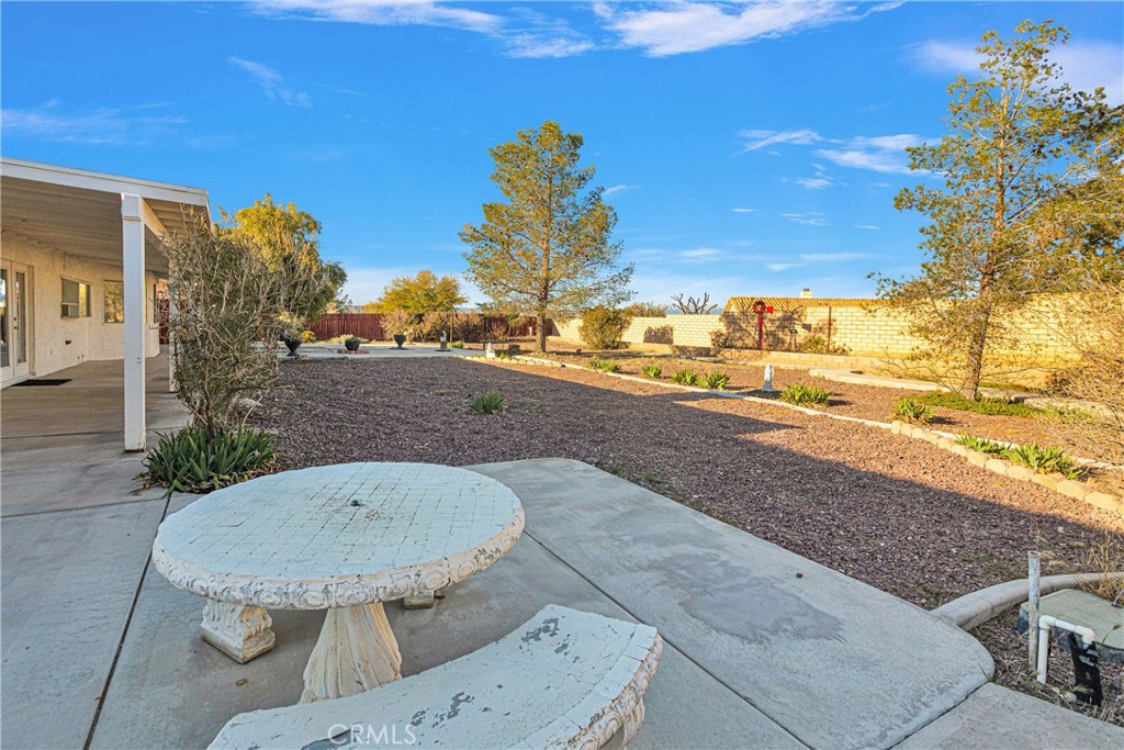 16620 Iwa Road Apple Valley, CA 92307 - Photo 44 of 50 a view of a outdoor space