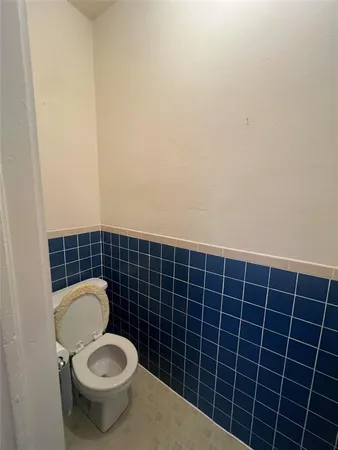 a bathroom with a toilet
