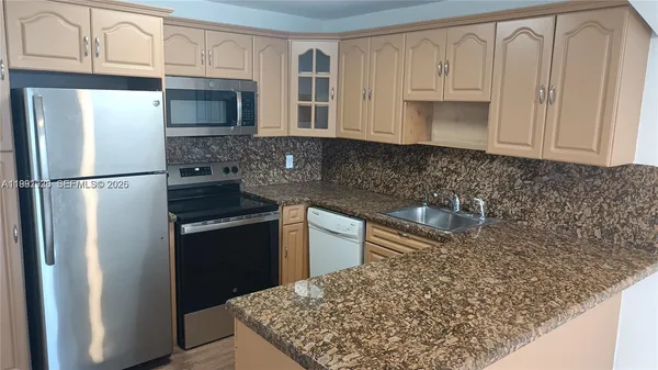 $2,500 | 245 18th Street, Unit 703, Miami Beach, FL 33139