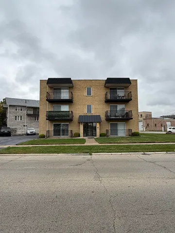 $1,550 | 9220 South Kilbourn Avenue, Unit 1S, Oak Lawn, IL 60453