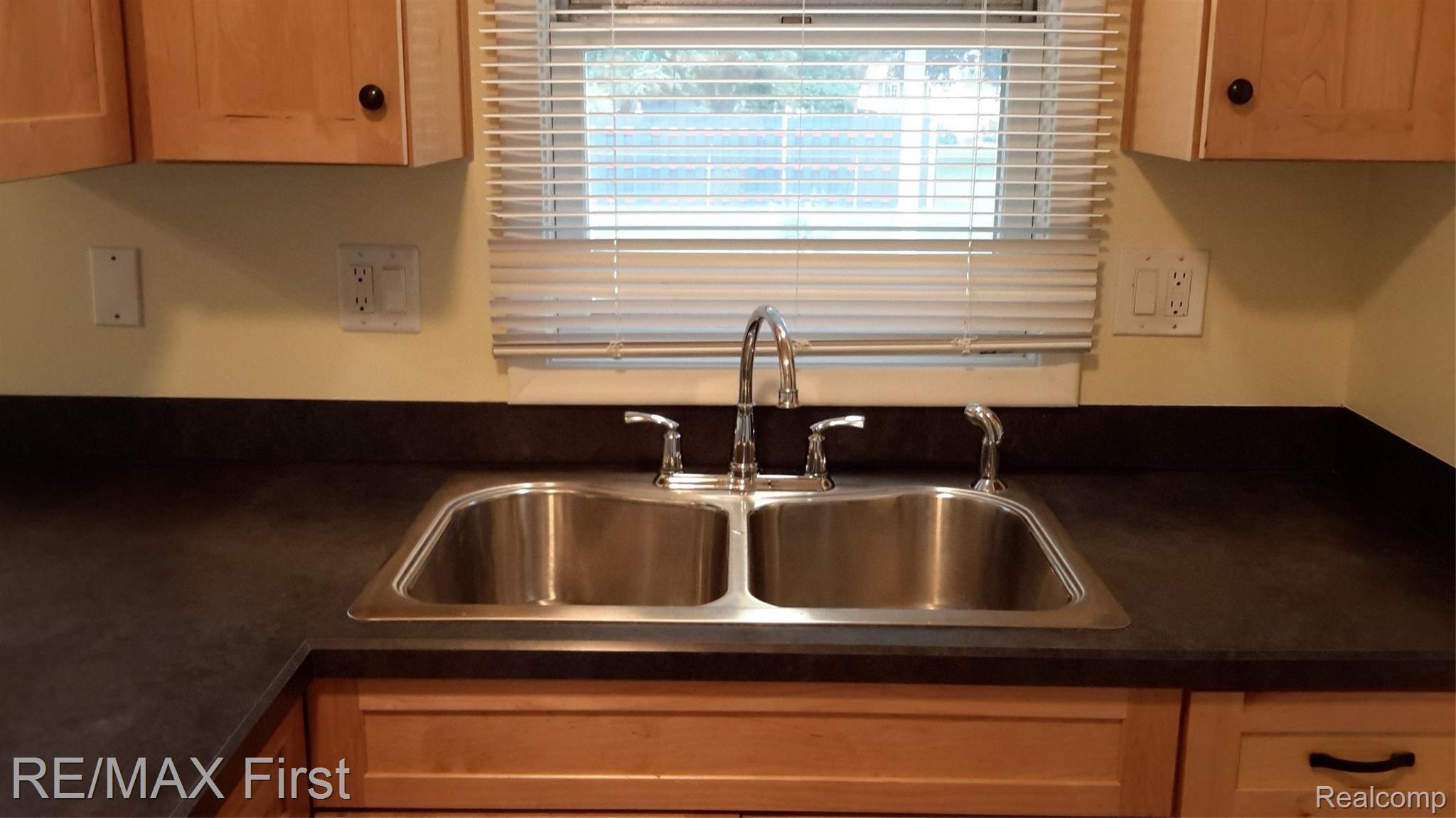 KITCHEN COUNTER AND DOUBLE SS SINK