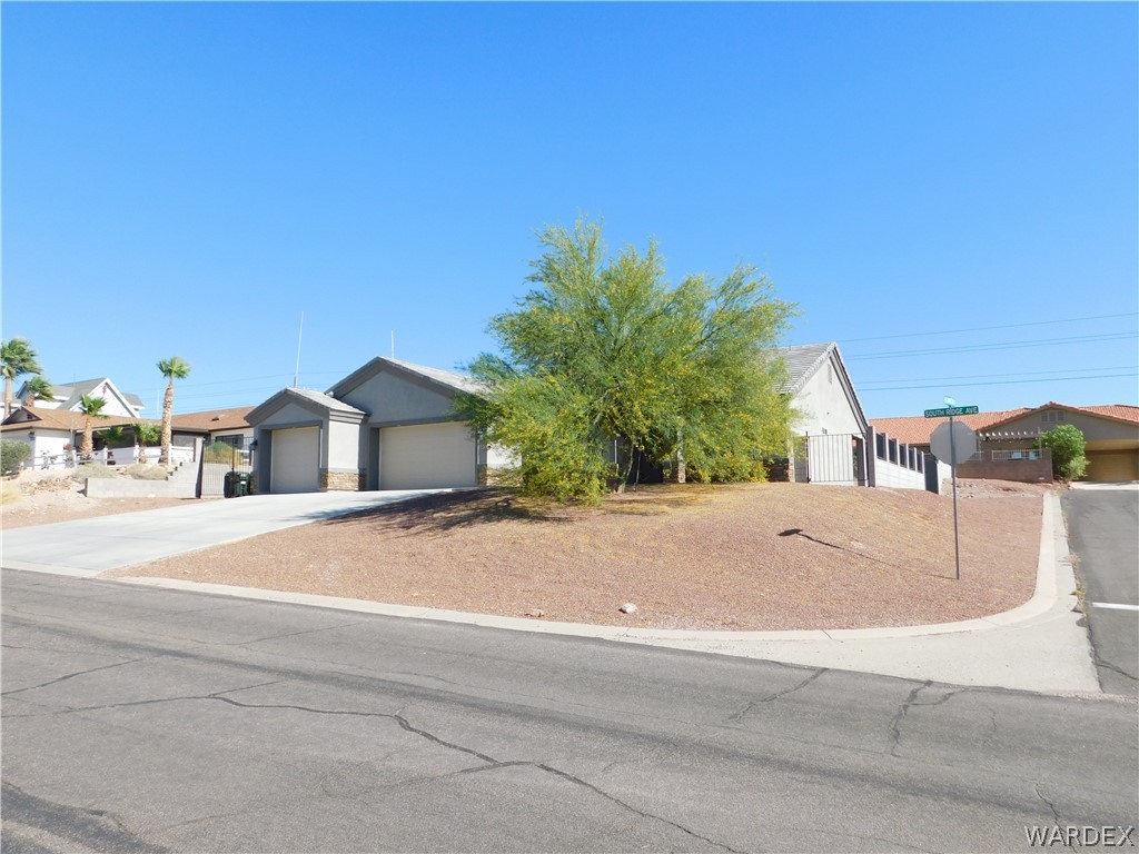 3370 South Ridge Avenue Bullhead City, AZ 86429 - Photo 5 of 56 a view of a house with a outdoor space