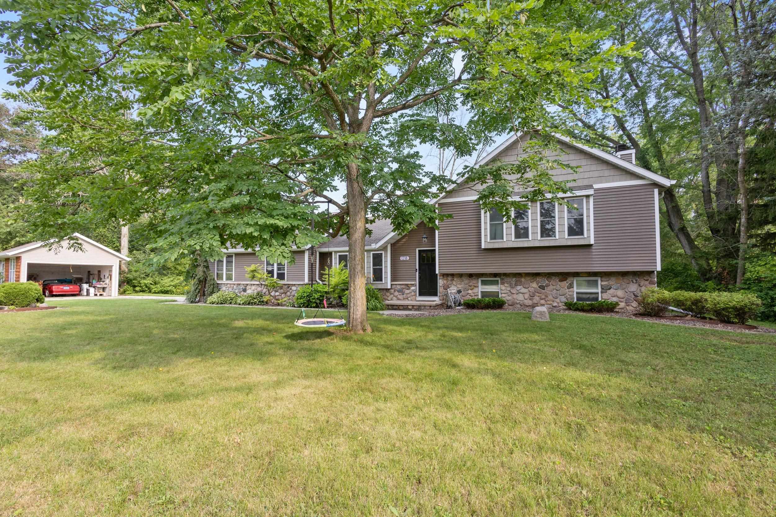 1218 Plateau Heights Road Green Bay, WI 54313 - Photo 3 of 64 Gallery Image 3