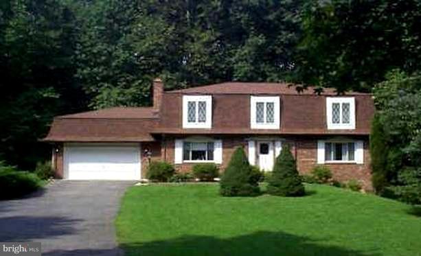 5 LARGE bedrooms upstairs and 3.5 bathrooms.