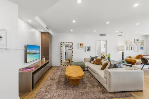 $1,295,000 | 888 Brickell Key Drive, Unit 1207, Miami, FL 33131