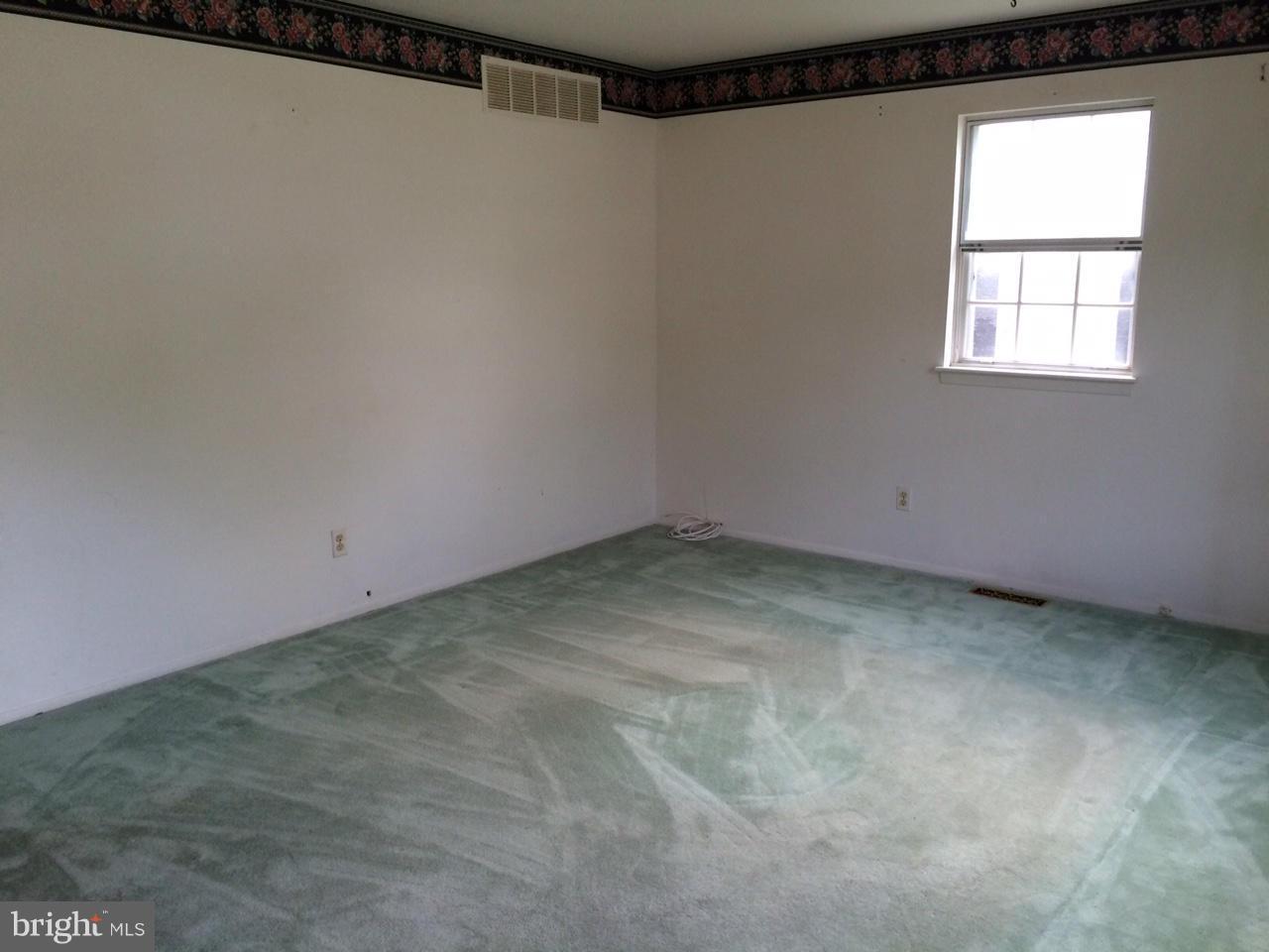 4204 Winterode Way Baltimore, MD 21236 - Photo 4 of 11 Living Room