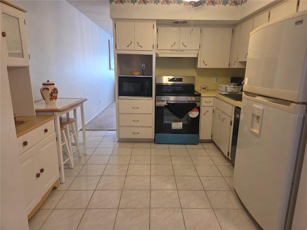 2386 Sumatran Way, Unit 14 Clearwater, FL 33763 - Photo 10 of 71 a kitchen with cabinets and appliances