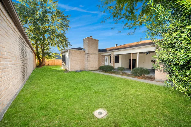 a view of a house with a backyard