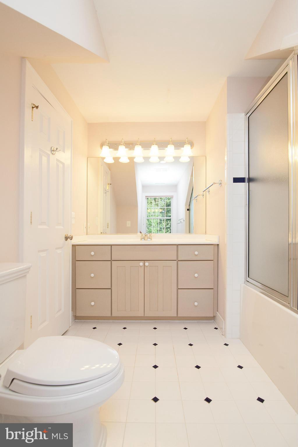 39436 Rodeffer Road Lovettsville, VA 20180 - Photo 20 of 30 Princess Suite Bath