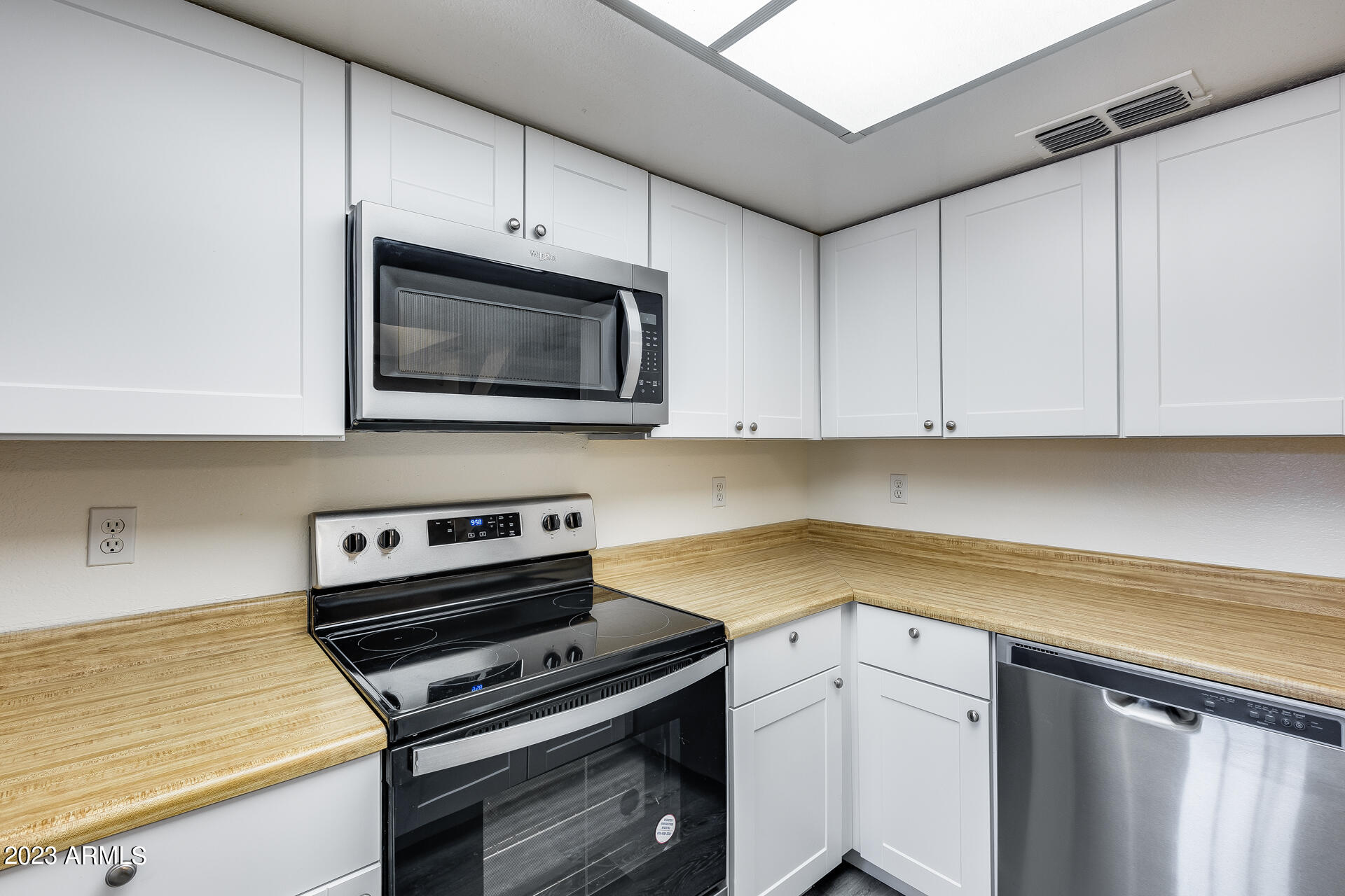 170 East Guadalupe Road, Unit 77 Gilbert, AZ 85234 - Photo 13 of 31 a kitchen with appliances and cabinets