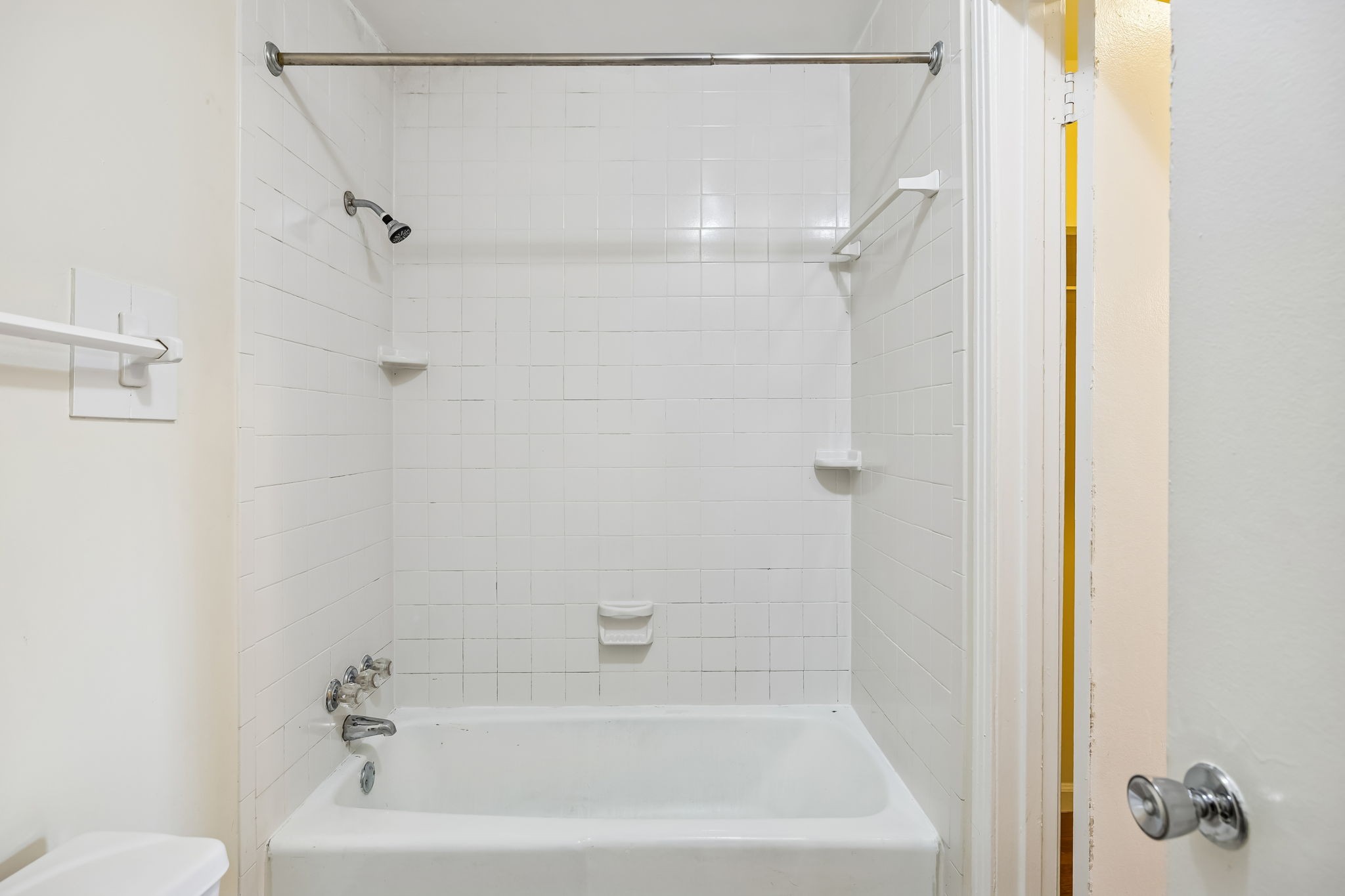 500 Paragon Mills Road, Unit M11 Nashville, TN 37211 - Photo 26 of 31 a bathroom with a bathtub