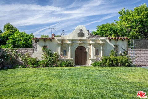 a view of a house with a backyard