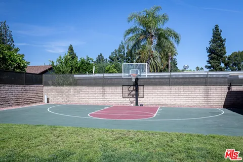 a picture of a wall