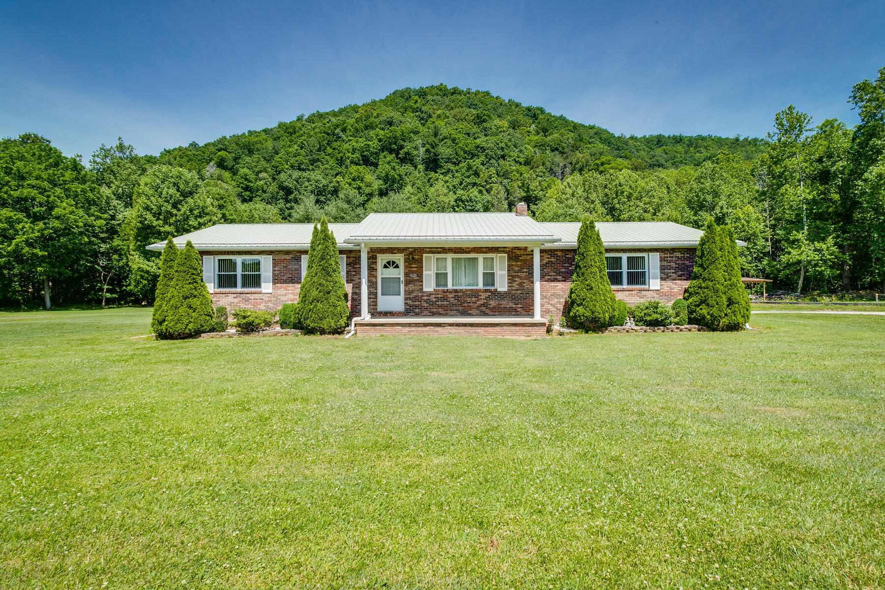 301 Stamper Road Erwin, TN 37650 - Photo 2 of 66 001