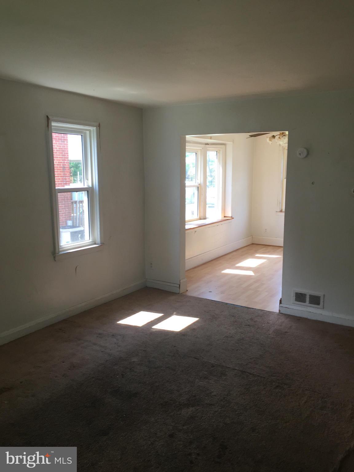 910 Middlesex Road Baltimore, MD 21221 - Photo 3 of 9 Living Room
