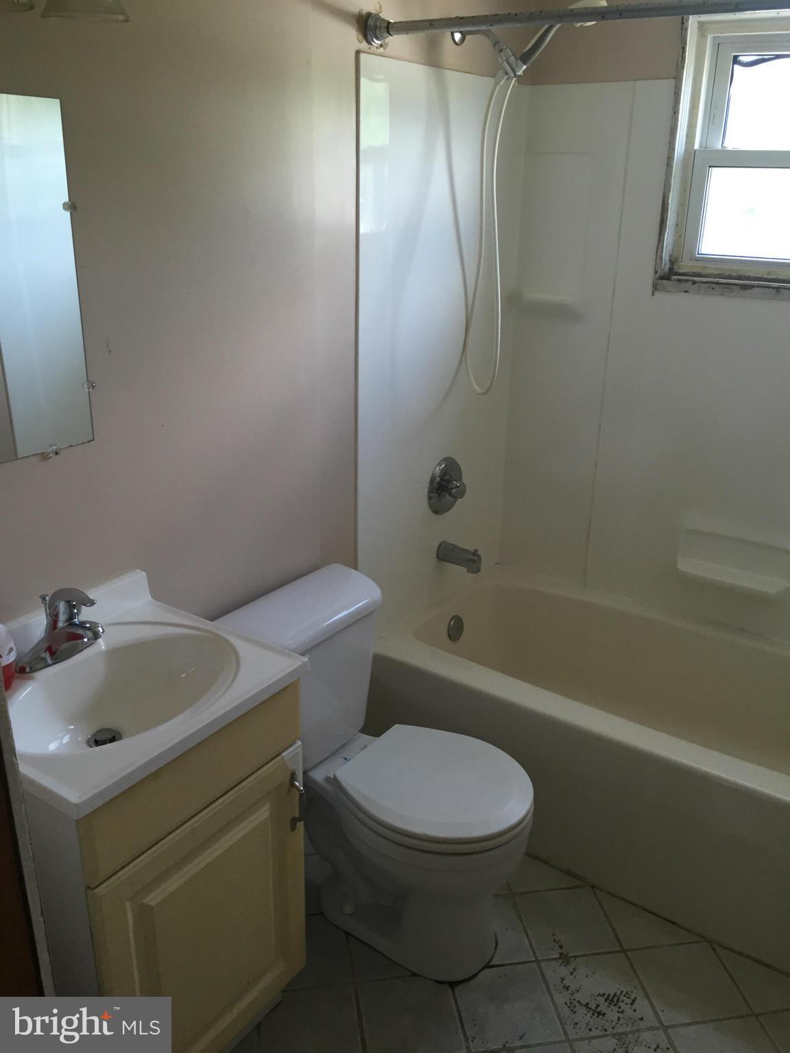 910 Middlesex Road Baltimore, MD 21221 - Photo 8 of 9 Bath