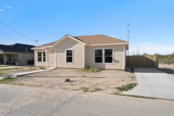 $195,500 | 514 Linda Vista Drive, Del Rio, TX 78840