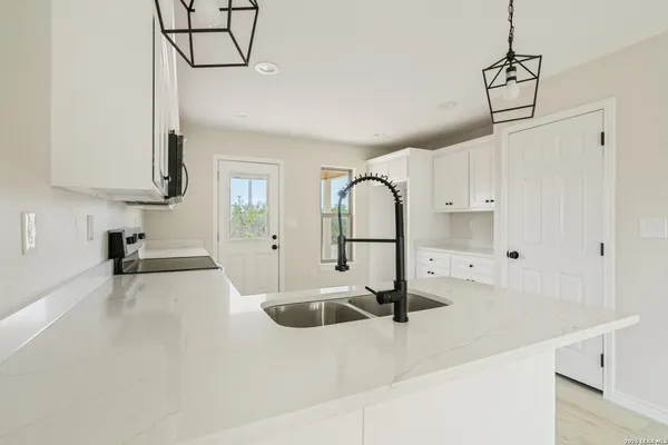 $195,500 | 514 Linda Vista Drive, Del Rio, TX 78840