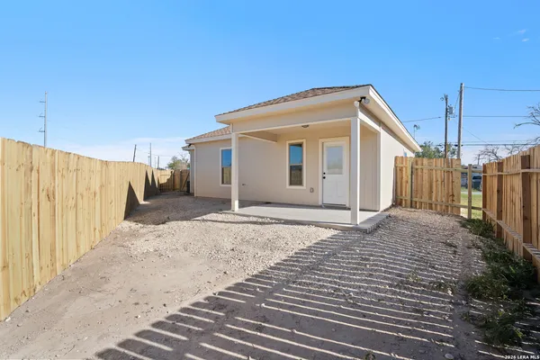 $195,500 | 514 Linda Vista Drive, Del Rio, TX 78840