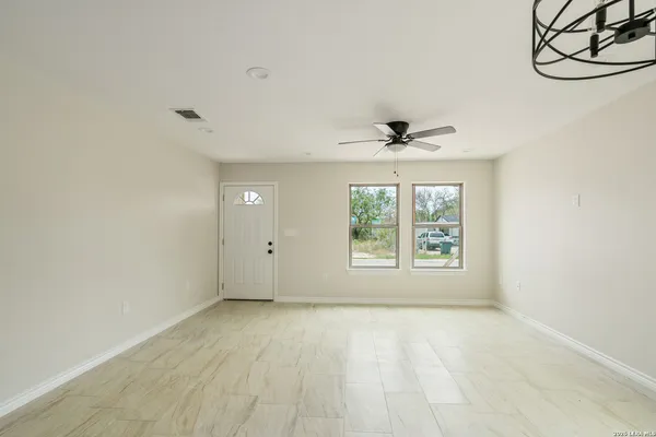 $195,500 | 514 Linda Vista Drive, Del Rio, TX 78840