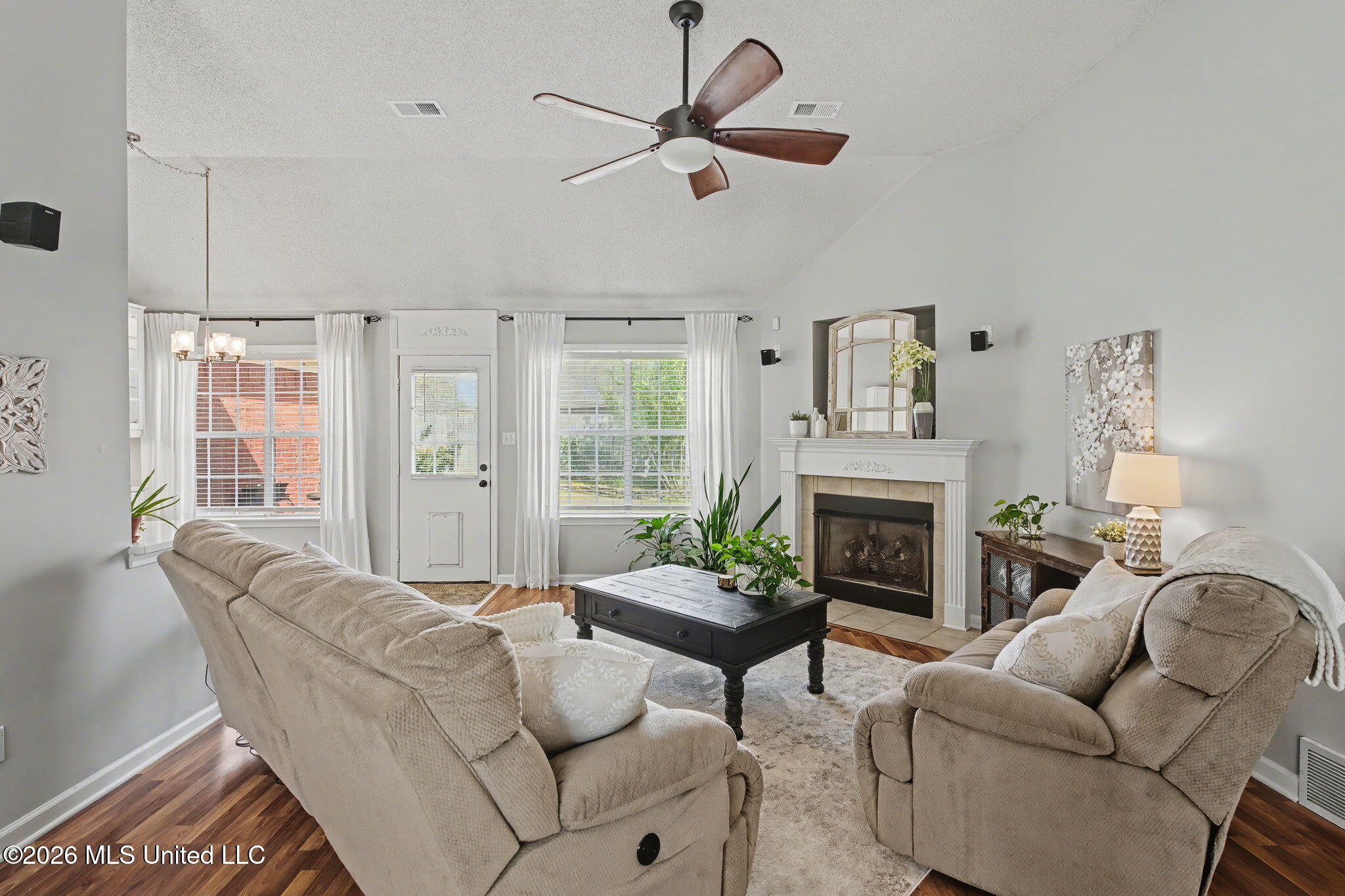 7740 Meadow Ridge Lane Olive Branch, MS 38654 - Photo 5 of 40 Living Room