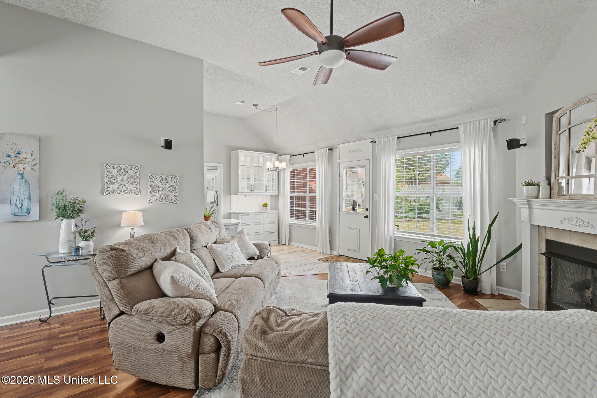 7740 Meadow Ridge Lane Olive Branch, MS 38654 - Photo 9 of 40 Living Area