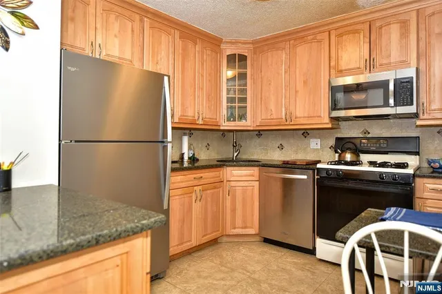 $220,000 | 555 North, Unit 8N, Fort Lee, NJ 07024