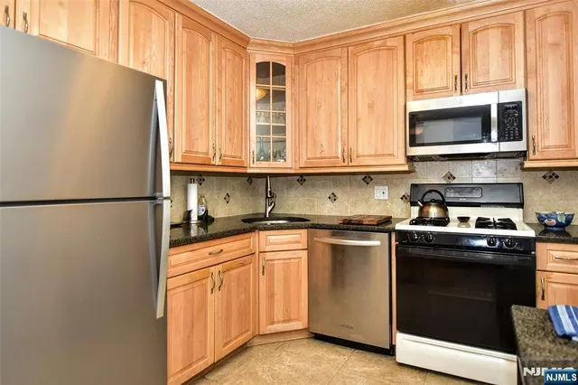 $220,000 | 555 North, Unit 8N, Fort Lee, NJ 07024