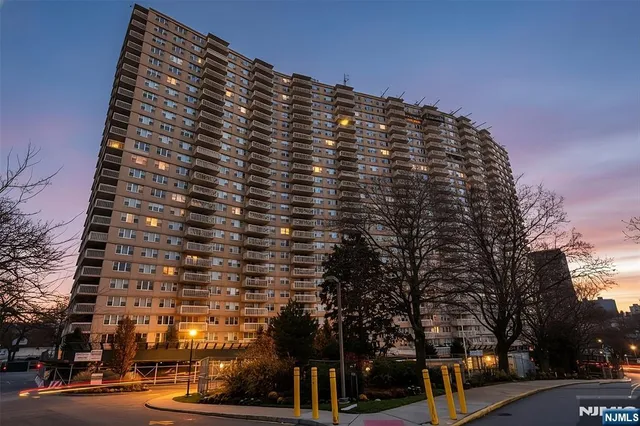$220,000 | 555 North, Unit 8N, Fort Lee, NJ 07024