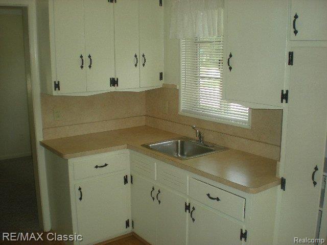 9896 Farmington Road Livonia, MI 48150 - Photo 8 of 22 DSCN5140