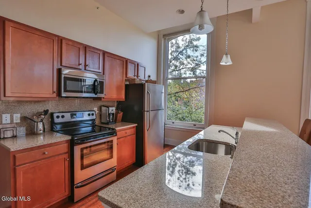 $2,228 | 256 Broadway, Unit 302, Troy, NY 12180