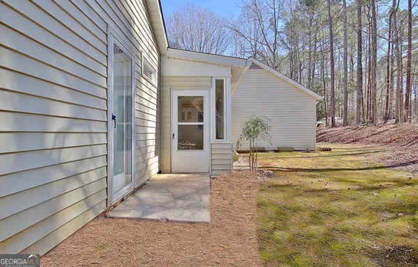 a view of backyard of the house