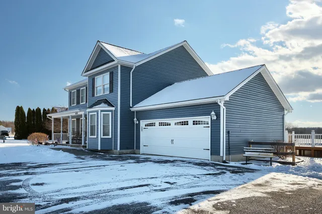 a view of a house with backyard