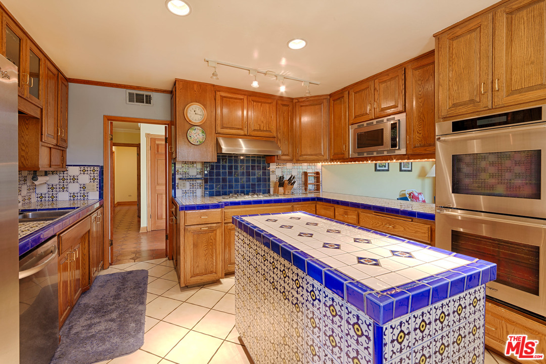 15693 Royal Ridge Road Sherman Oaks, CA 91403 - Photo 14 of 24